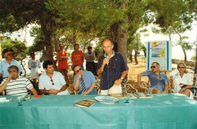 Al microfono Piero Ottone, all'isola Li Galli